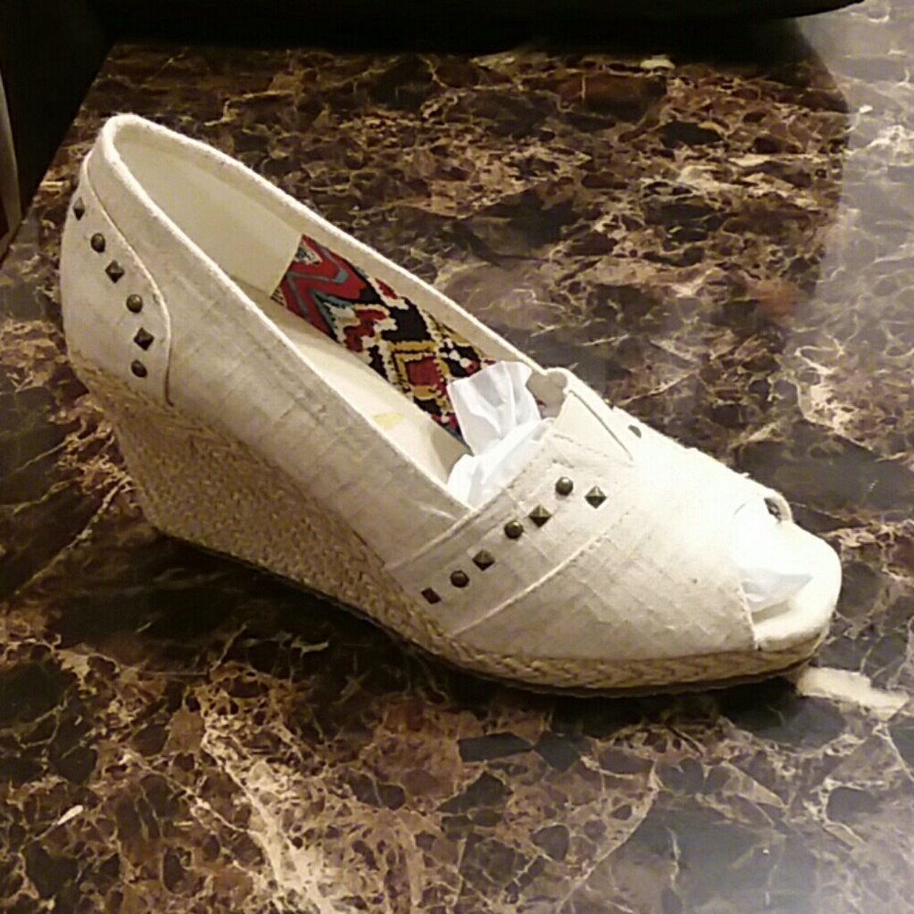Shoes no box my kids broke it sorry